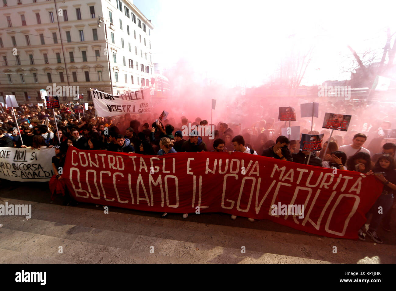 Foto Cecilia Fabiano - LaPresse 22-02-2019 Roma ( Italia ) Cronaca : manifestazione contro studentesca tagli e nuovo esame di maturit&# xe0 ; Nella foto : il corteo Photo Cecilia Fabiano - LaPresse 22 février 2019 Rome ( Italie ) News : démonstration de l'étudiant dans le pic : démonstration Banque D'Images