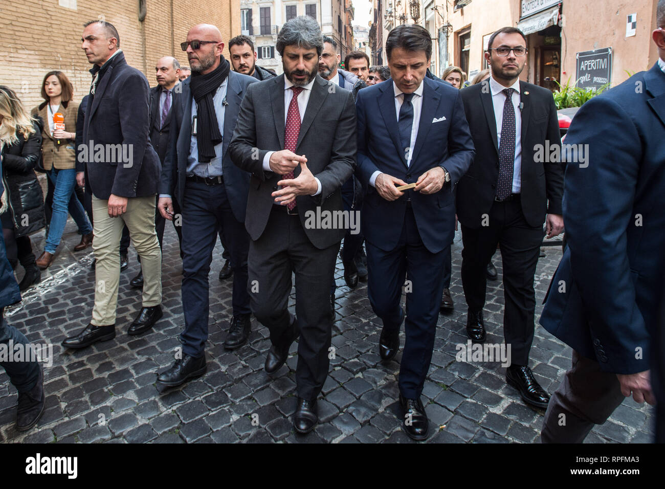 Foto Valerio Portelli/LaPresse 22-02-2019 Roma, Italia Passeggiata di Fico e Conte nei pressi di Montecitorio Politica Nella Foto : Roberto Fico, Giuseppe Conte Photo Valerio Portelli/LaPresse 22 février 2019 Rome, Italie Promenade de Fico et Conte près de Montecitorio politique dans le pic : Roberto Fico, Giuseppe Conte Banque D'Images