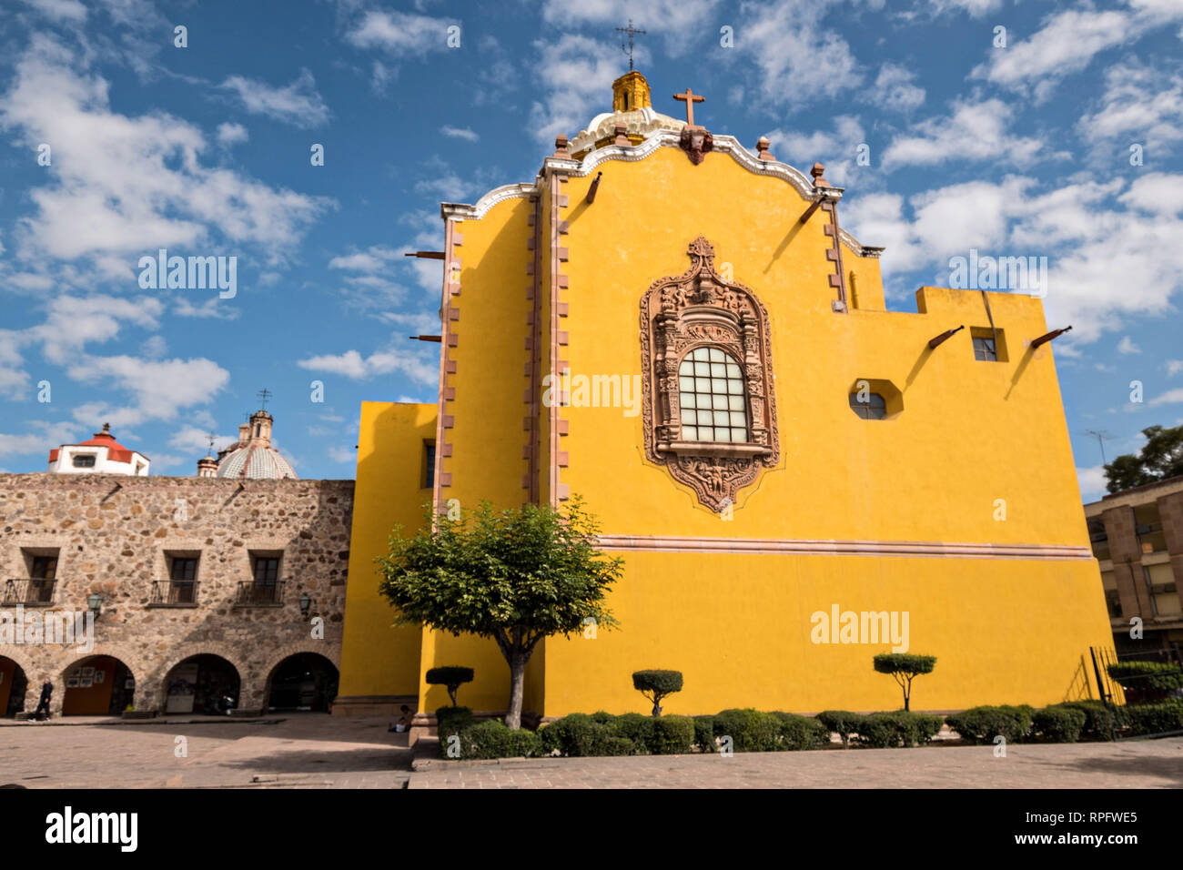 La façade de l'Aranzazu Chapelle et couvent San Francisco, sur la place de Aranzazu dans la capitale de l'État de San Luis Potosi, au Mexique. La chapelle et le couvent a été construit entre 1749 et 1760 et dispose d'informations et Churrigueresque dômes. Banque D'Images