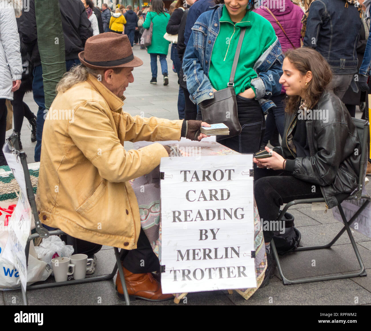 L'homme faisant lecture de carte de tarot pour une femme dans le centre de Londres, Angleterre, Royaume-Uni Banque D'Images