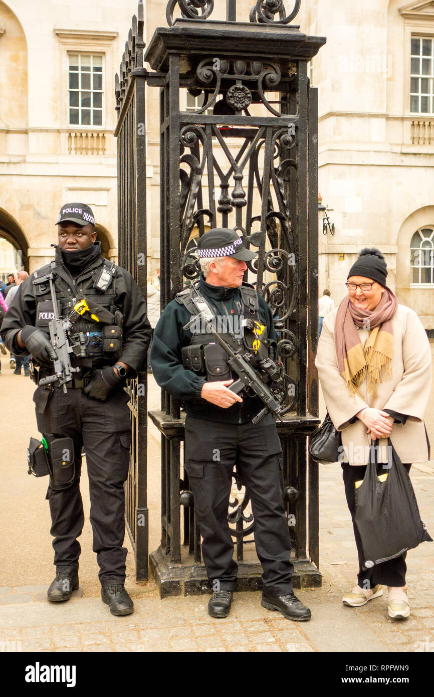 Les gardes de police armés parler à dame âgée pour patrouiller l'entrée de Horse Guards Parade dans Whitehall London England Banque D'Images
