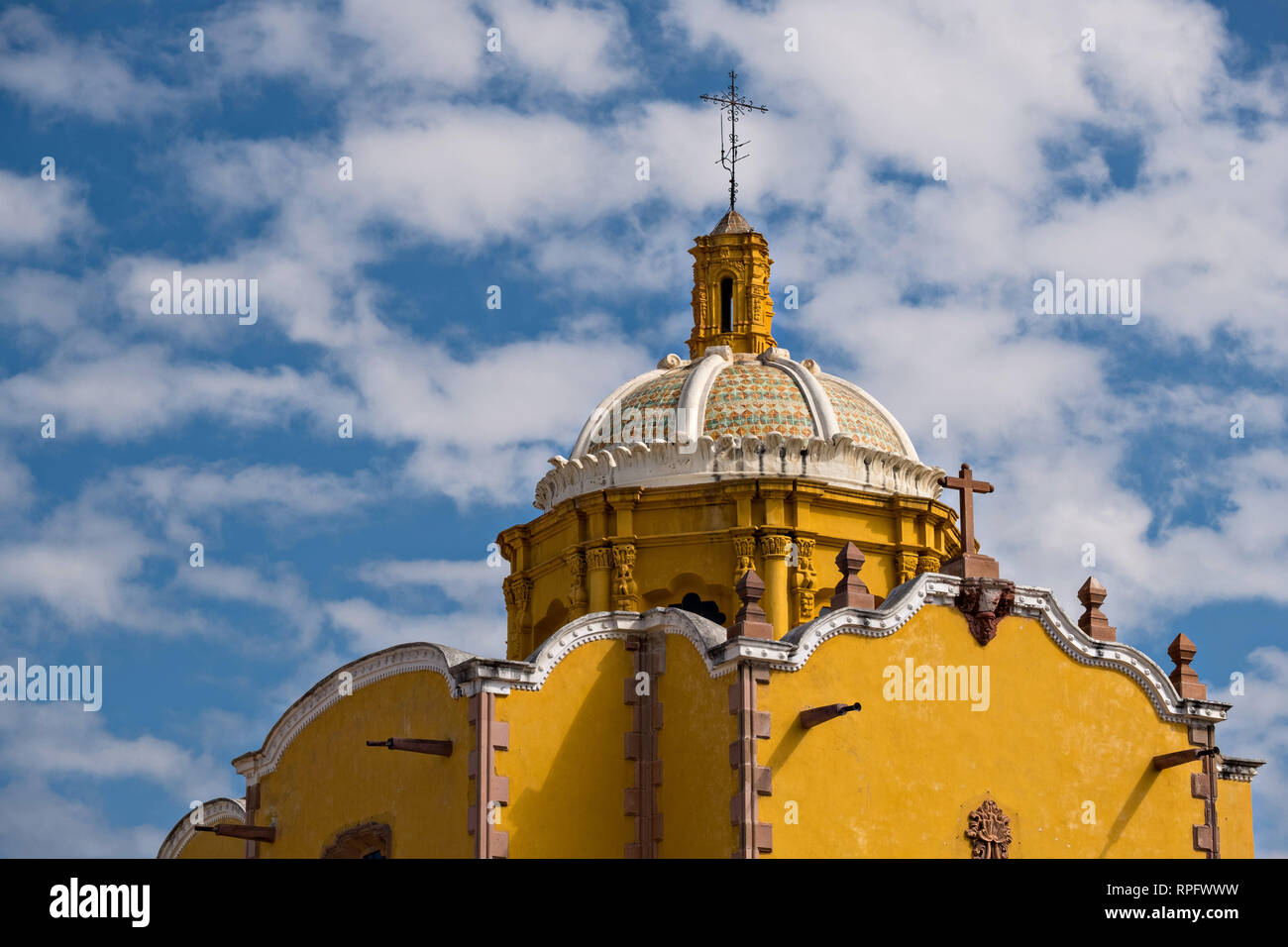Le dôme de l'Aranzazu Chapelle et couvent San Francisco, sur la place de Aranzazu dans la capitale de l'État de San Luis Potosi, au Mexique. La chapelle et le couvent a été construit entre 1749 et 1760 et dispose d'informations et Churrigueresque dômes. Banque D'Images
