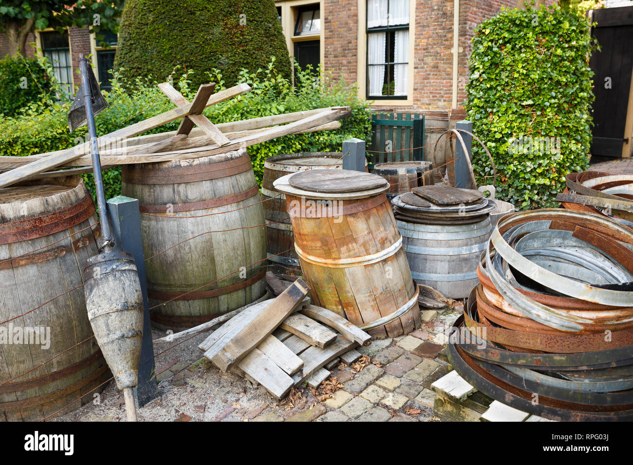 Les vieux trucs dans le village traditionnel néerlandais. Banque D'Images