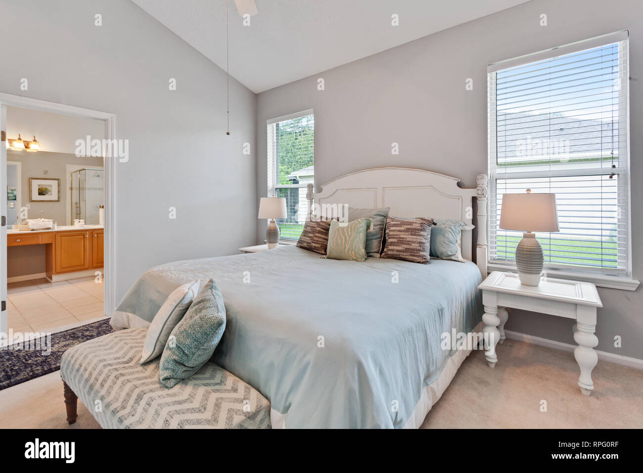 Chambre à coucher contemporaine moderne et décoration maison mobilier  d'inspiration américaine Photo Stock - Alamy