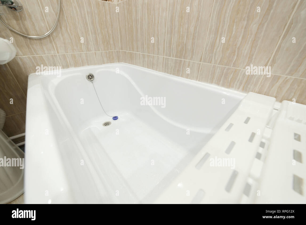 Salle de bains propre baignoire , baignoire , salle de bains hygiène blanc  style propre. Pour les petites salles de bain Photo Stock - Alamy