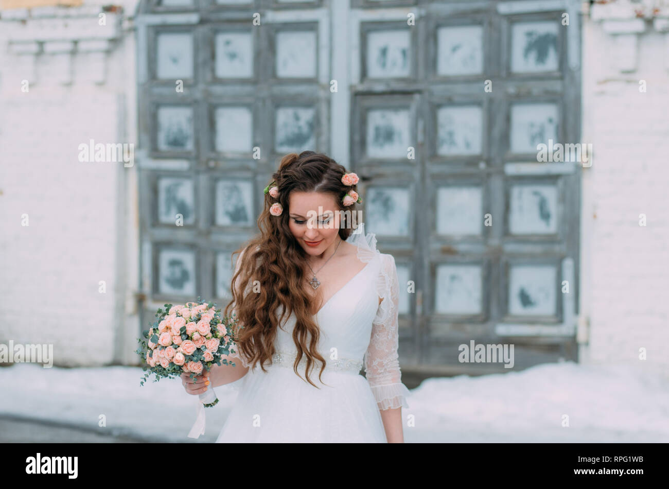Mariée avec bouquet de roses dans les mains Banque D'Images