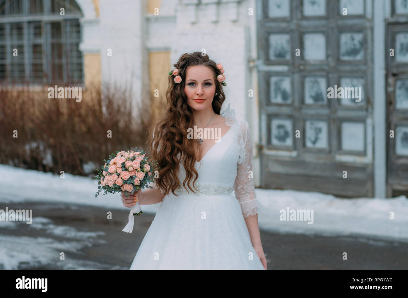 Mariée avec bouquet de roses dans les mains Banque D'Images