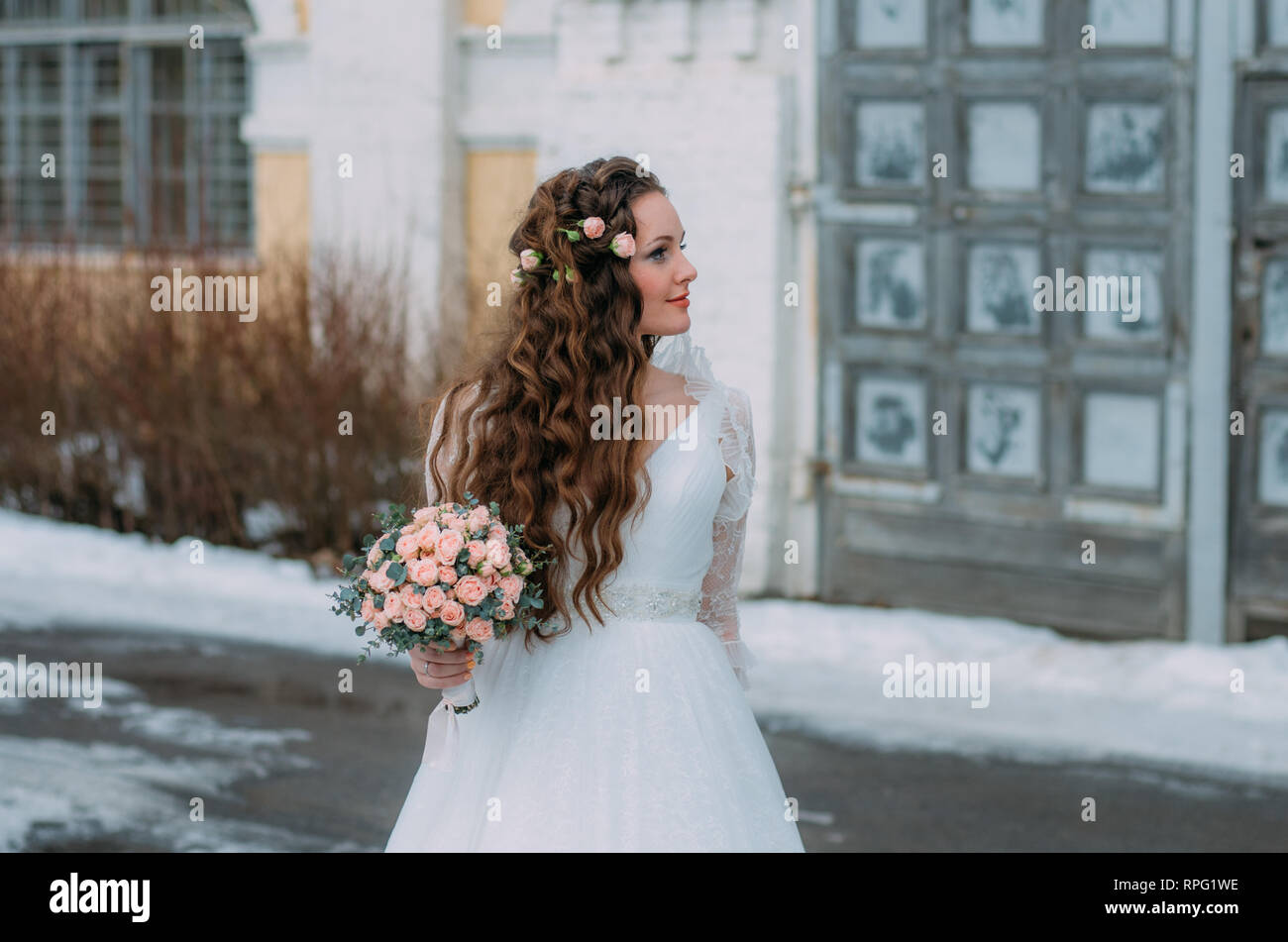 Mariée avec bouquet de roses dans les mains Banque D'Images