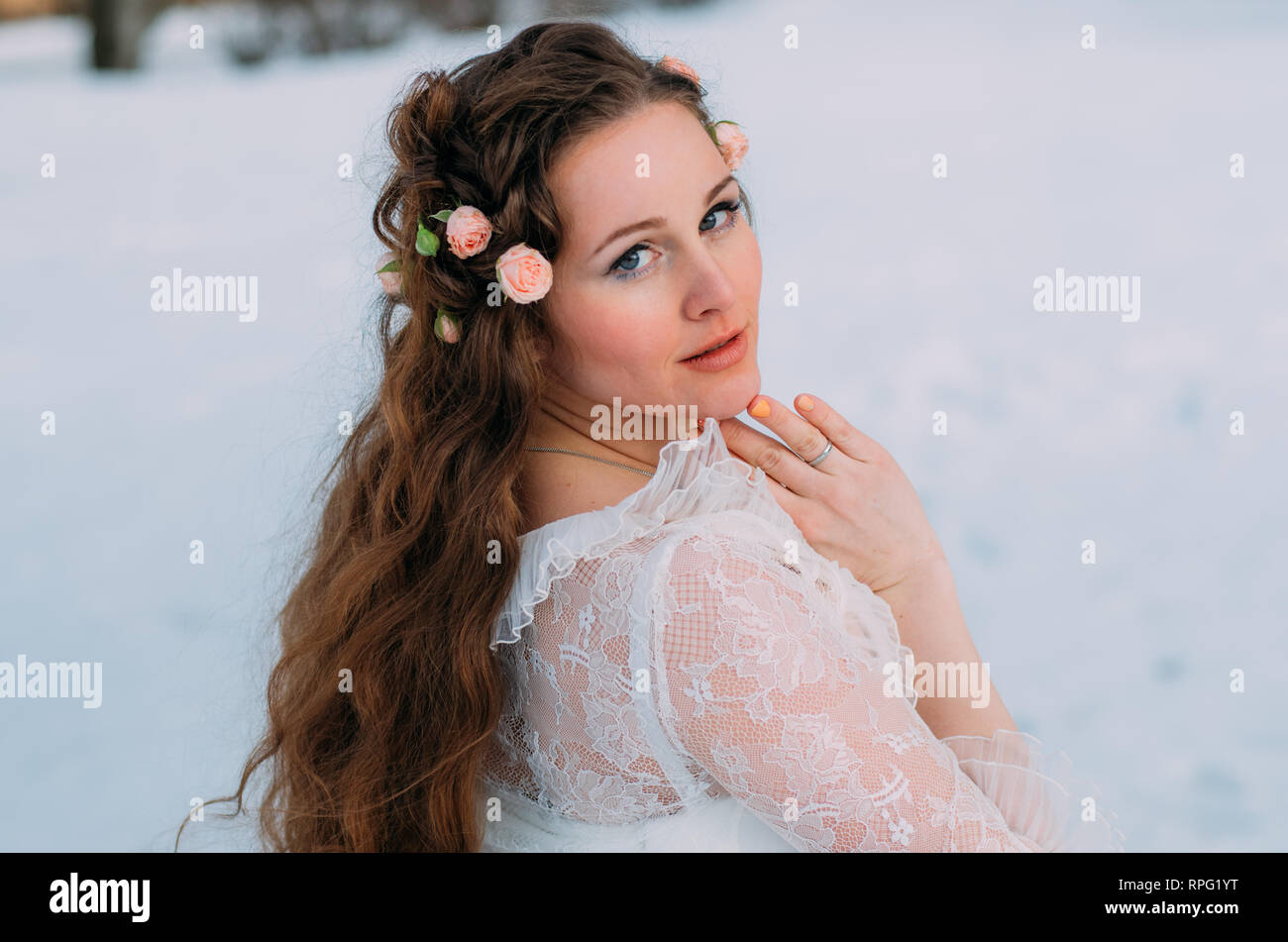 Portrait de mariée en hiver avec des roses dans les cheveux Banque D'Images