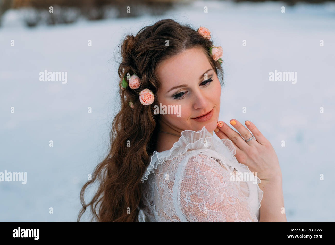Portrait de mariée en hiver avec des roses dans les cheveux Banque D'Images