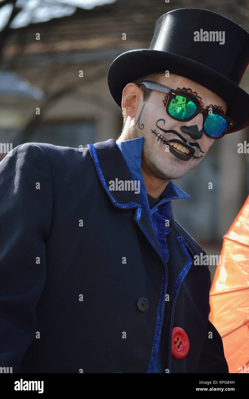 Jeune homme au visage de couleur en cylindre noir chapeau et des lunettes, Svilajnac, Serbie, Europe Banque D'Images