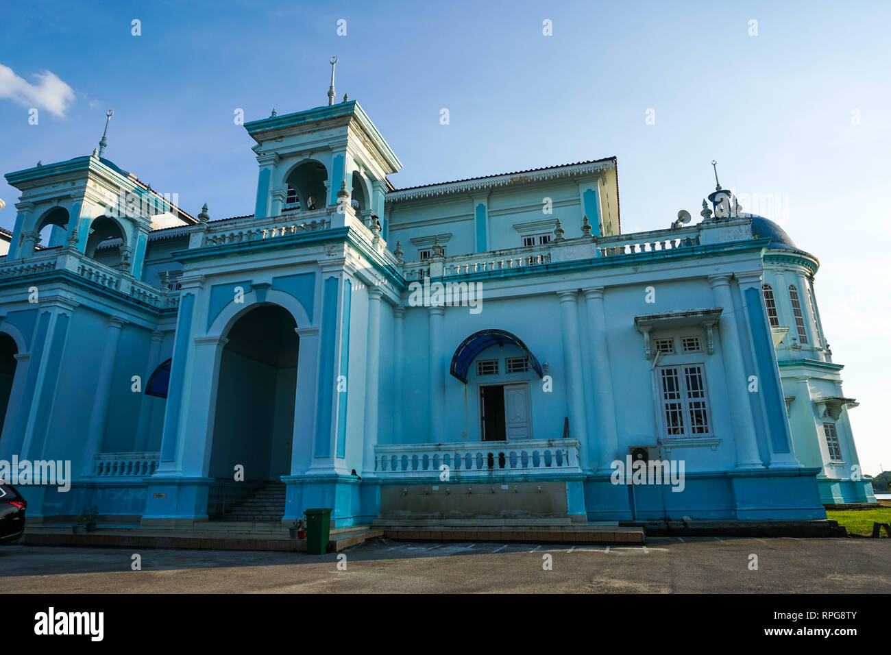 La mosquée bleue La Mosquée du Sultan Ismail situé à Muar, Johor, Malaisie. L'architecture est d'influence grandement le style occidental et de style moyen-oriental Banque D'Images