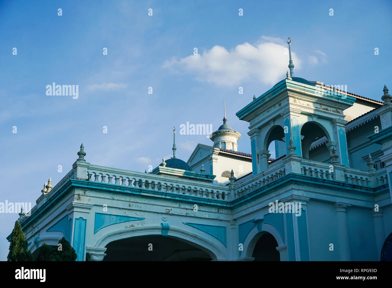 La mosquée bleue La Mosquée du Sultan Ismail situé à Muar, Johor, Malaisie. L'architecture est d'influence grandement le style occidental et de style moyen-oriental Banque D'Images