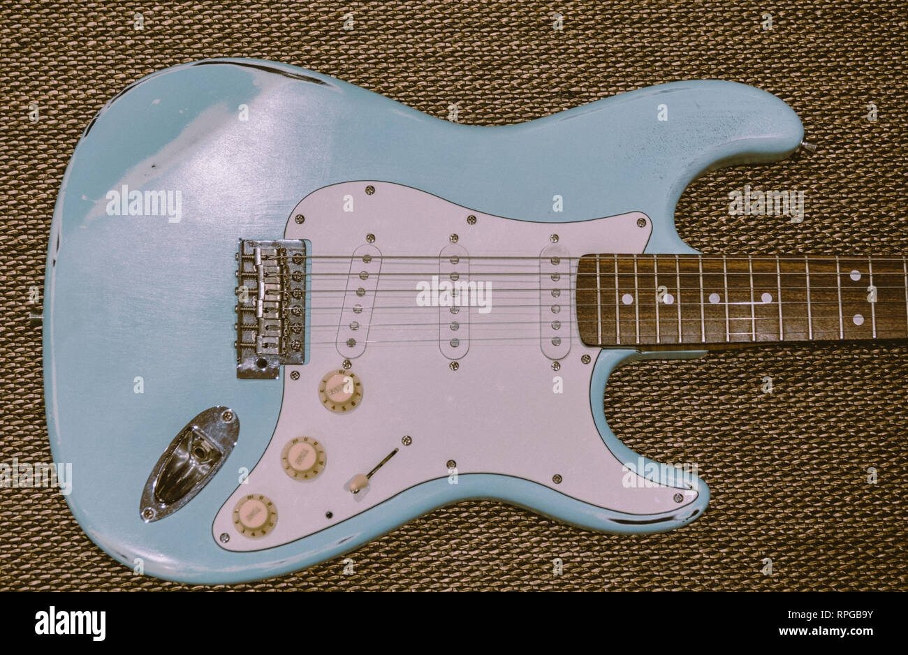 Light Blue guitare électrique dans une texture de fond. Guitare usés d'âge Banque D'Images