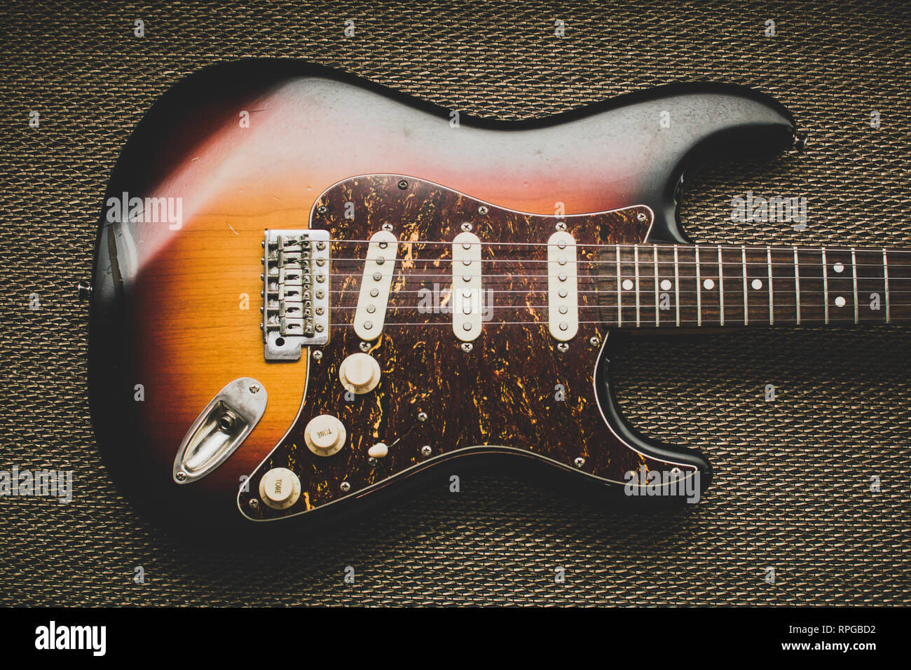 Sunburst guitare électrique dans un golden texture background. Belle guitare Banque D'Images