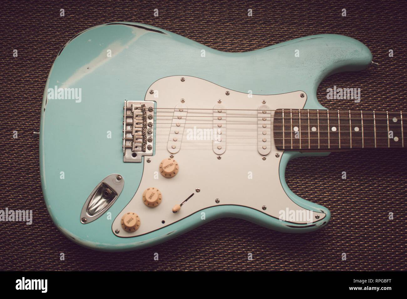 Guitare électrique Bleu clair Violet dans une texture background. Guitare usés d'âge Banque D'Images