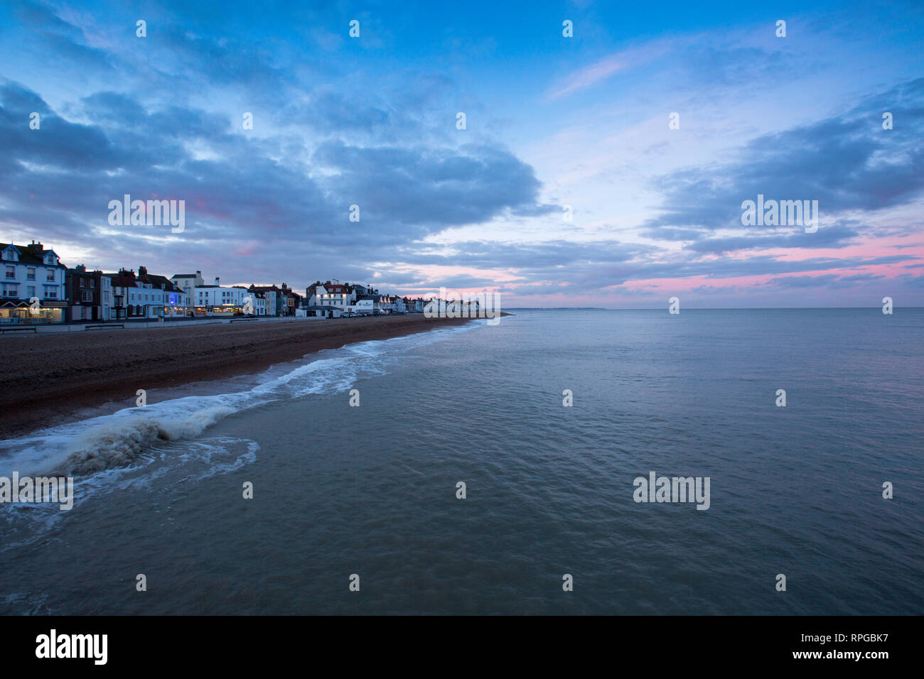 Deal front de mer à l'heure bleue de la jetée, sous stratocumulus cassé avec des taches d'altocumulus, Deal, Kent, Angleterre, Royaume-Uni. Banque D'Images