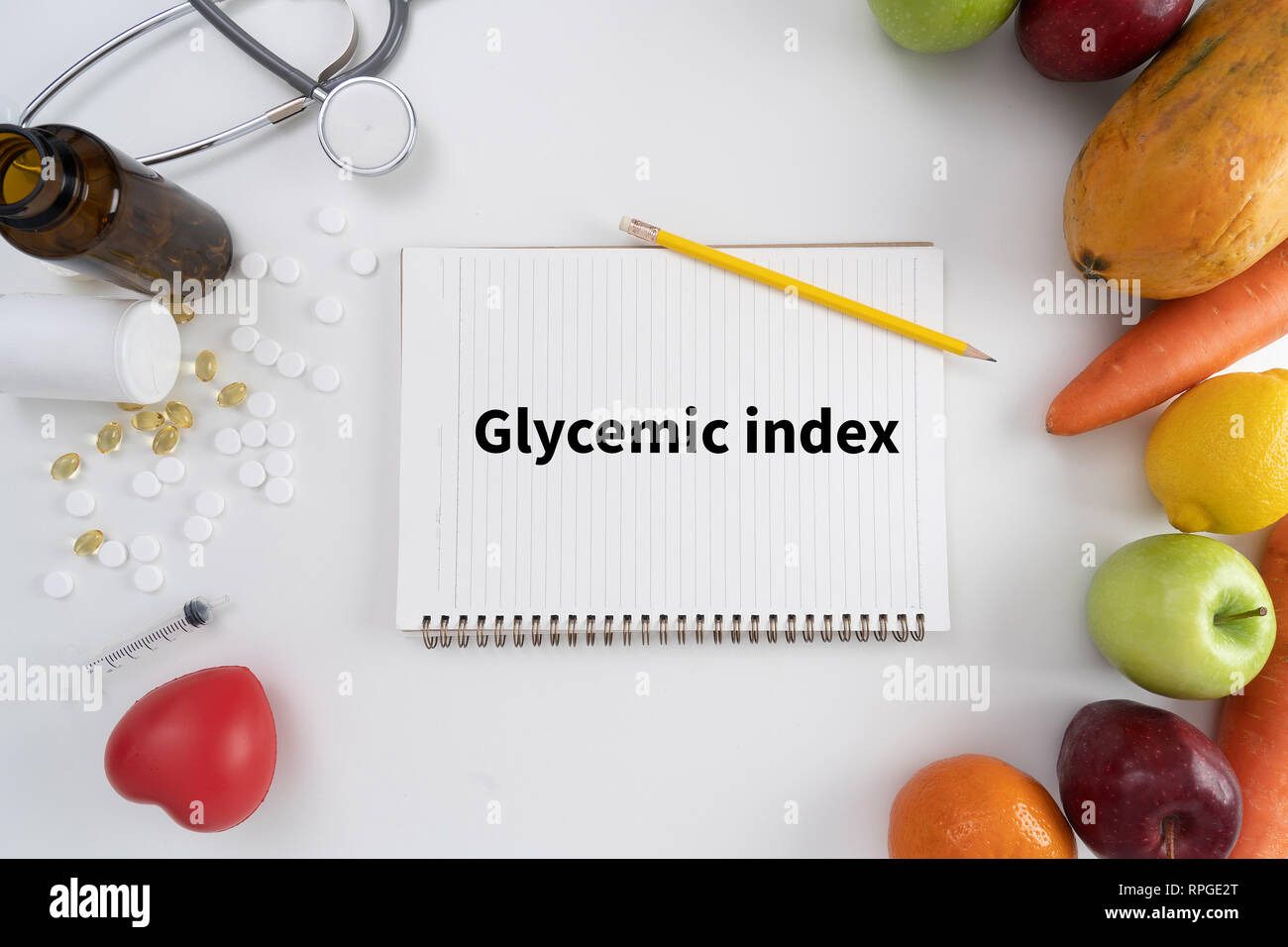 Remise en Forme de l'index glycémique et la perte de poids, haltères  concept blanc, échelle, ruban à mesurer et de fruits sur une table en bois,  vue du dessus Photo Stock -