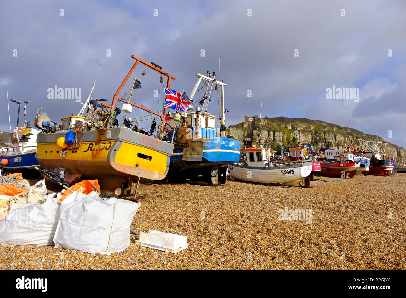 Bateaux de pêche d'Hastings tiré vers le haut sur la vieille ville Stade beach, East Sussex, UK Banque D'Images