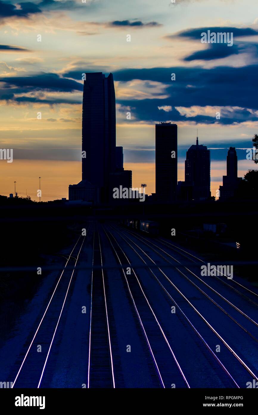 Voie ferrée la réflexion et de l'Oklahoma City Skyline, New York City, New York Banque D'Images