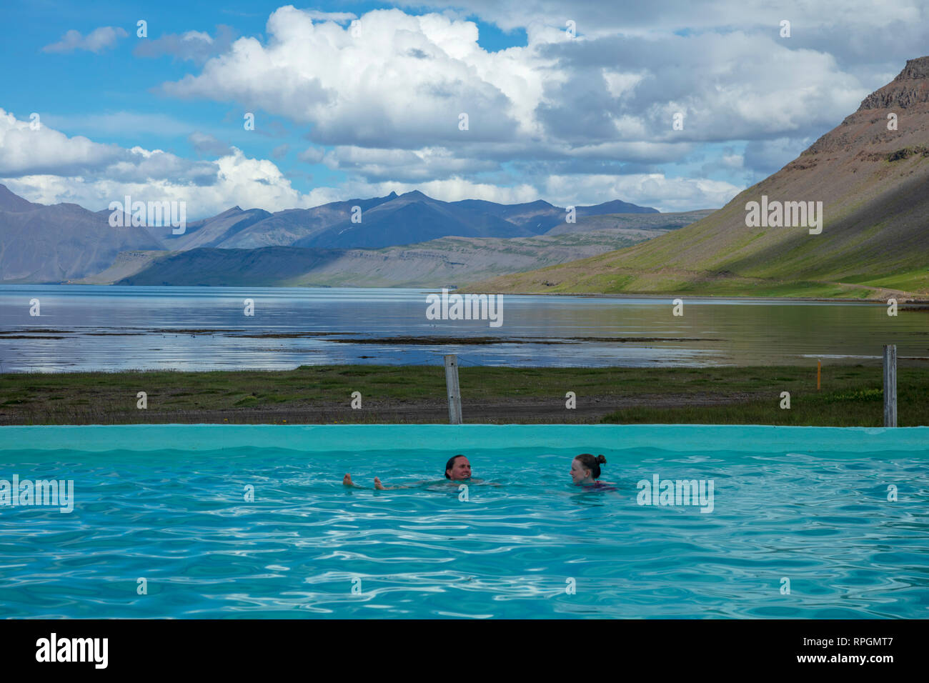 Dans Reykjafjardarlaug swimminers en plein air, à côté de la piscine géothermique Arnarfjordur fjord. Westfjords, Islande. Banque D'Images