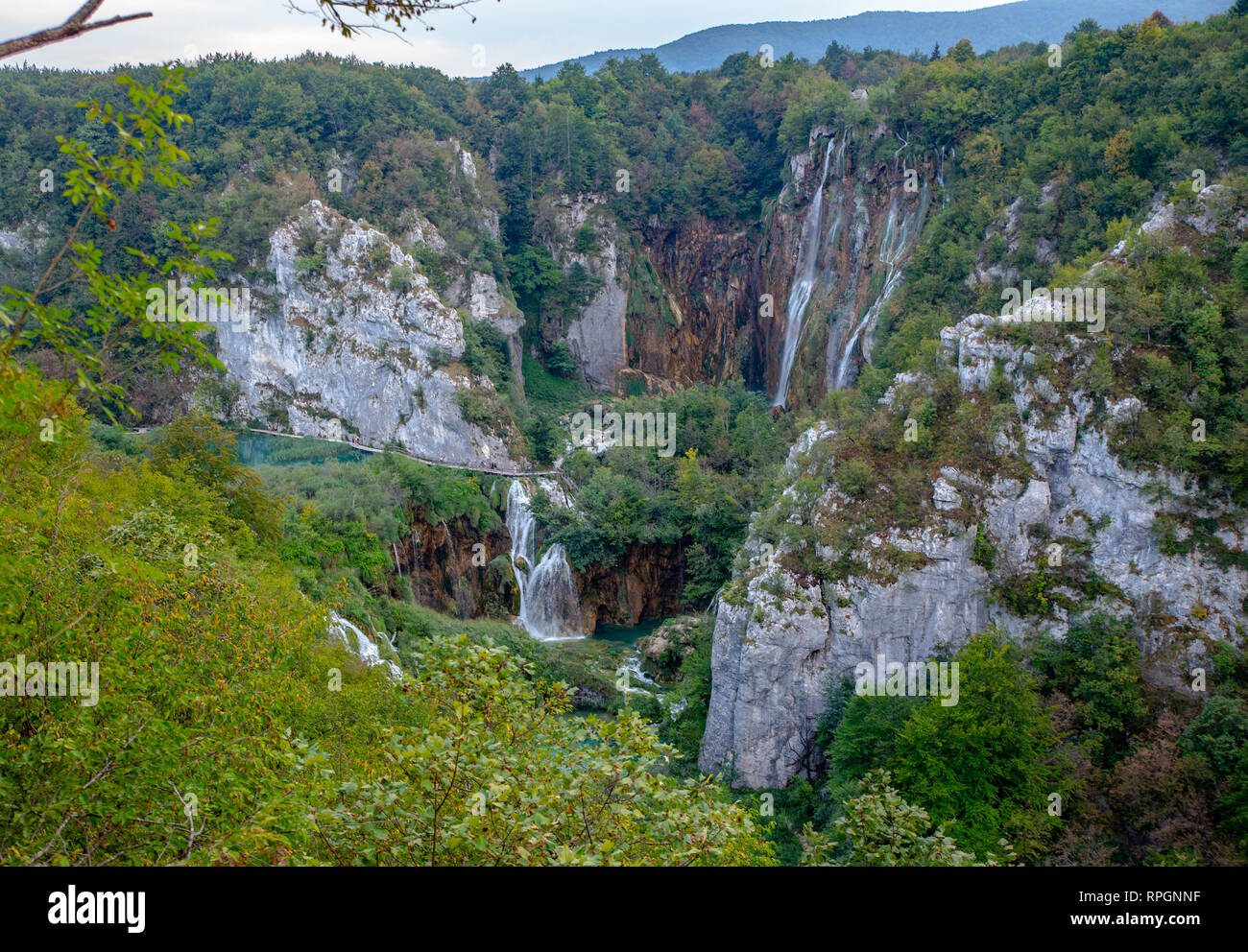 Veliki Slap (grande cascade) sur les lacs de Plitvice en Croatie parc national le plus ancien. Banque D'Images