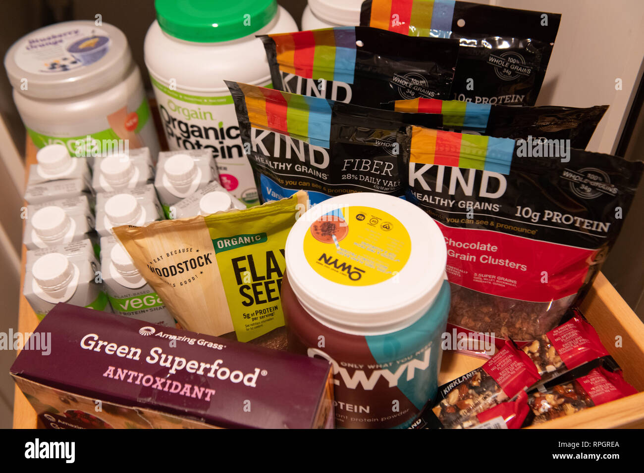Les produits végétaliens / vegetarian superfood produits sur une étagère / protéines à base de plantes - lin - repas-boissons de remplacement - genre granola céréales et barres écrou Banque D'Images