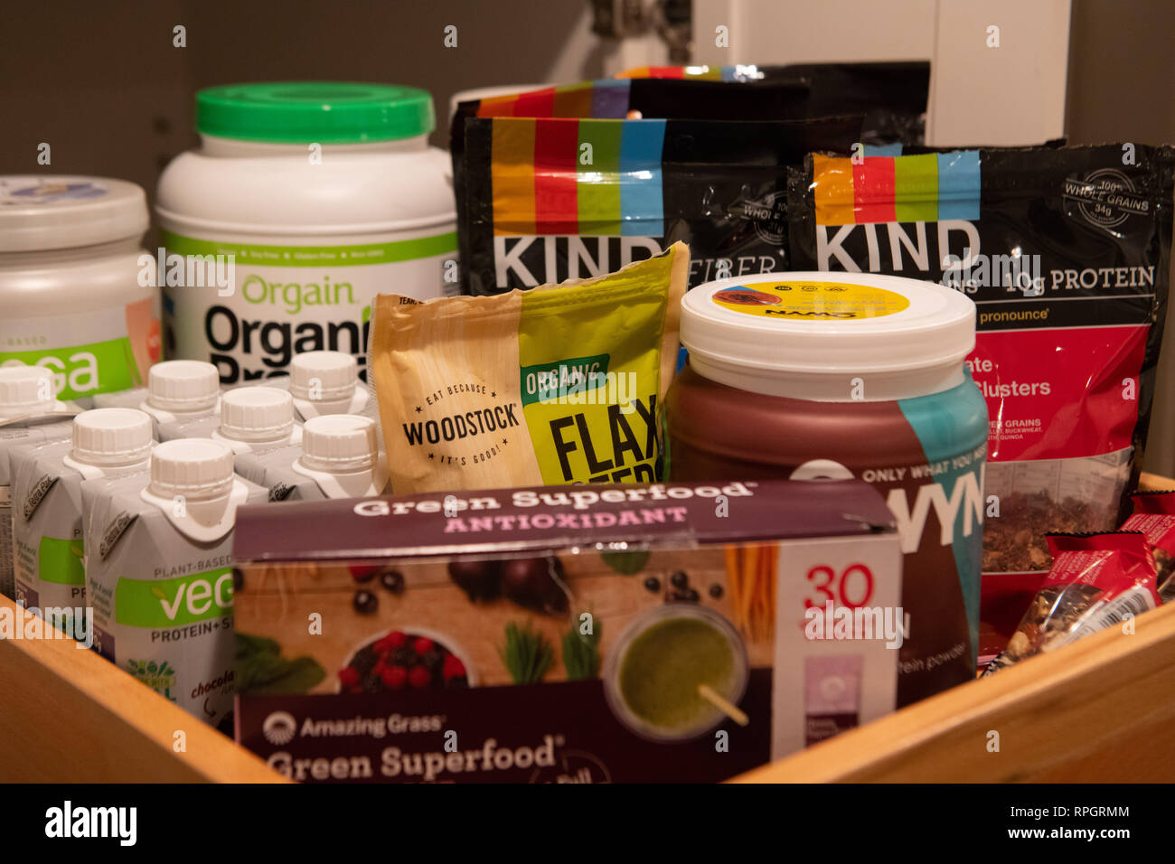 Les produits végétaliens / vegetarian superfood produits sur une étagère / protéines à base de plantes - lin - repas-boissons de remplacement - genre granola céréales et barres écrou Banque D'Images