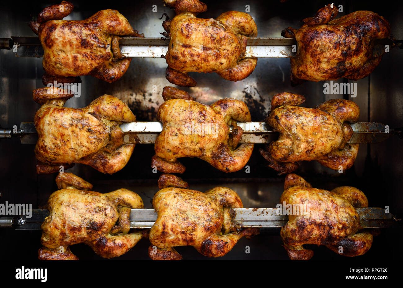 poulets rôtis à la broche grillés au feu d'un grand barbecue 2840617 Photo  de stock chez Vecteezy
