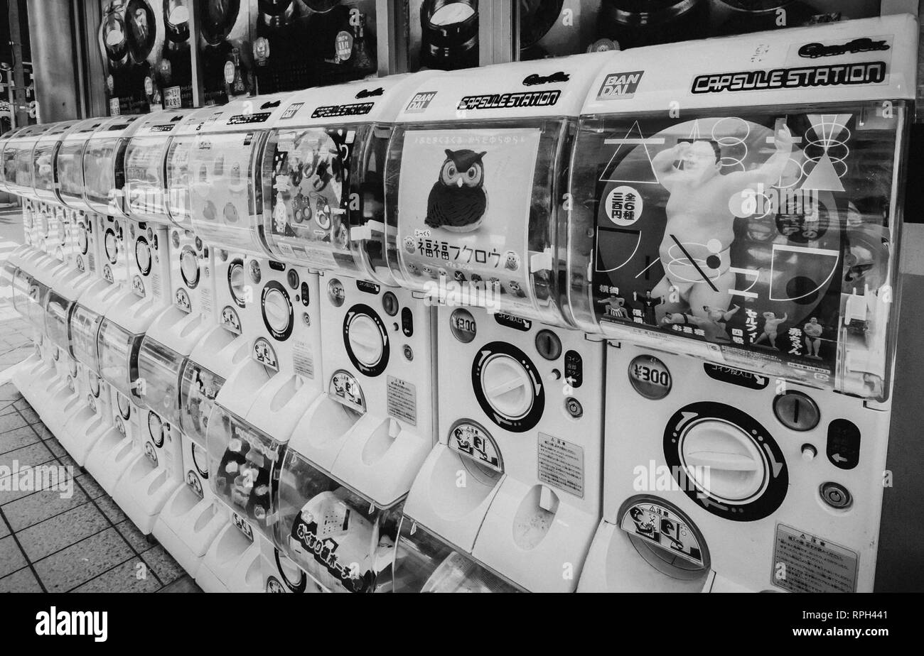 Vendeur de jouets machines dans les rues de Tokyo - TOKYO / JAPON - 12 JUIN 2018 Banque D'Images