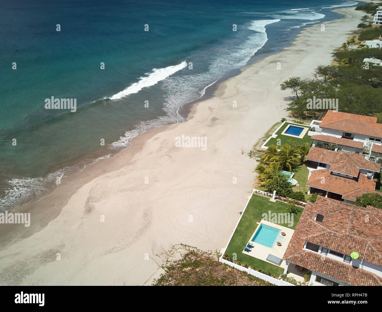 Maisons avec piscines sur la ligne de plage vue aérienne drone Banque D'Images