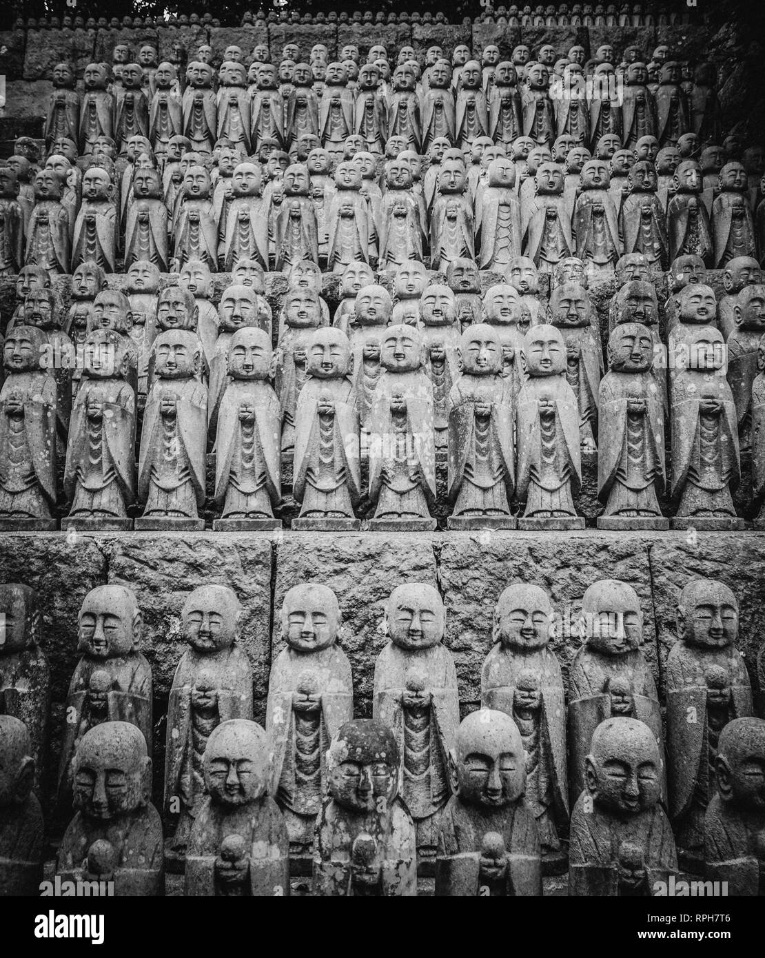 Petit moine priant de statues dans le Temple Hase dera à Kamakura - TOKYO / JAPON - 12 JUIN 2018 Banque D'Images