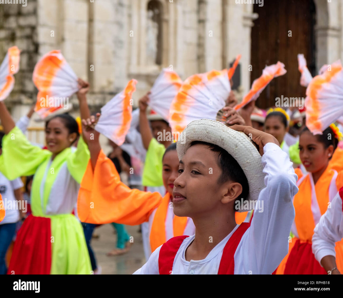 Garçon à St Nino parade, Bantayan. Philippines Banque D'Images