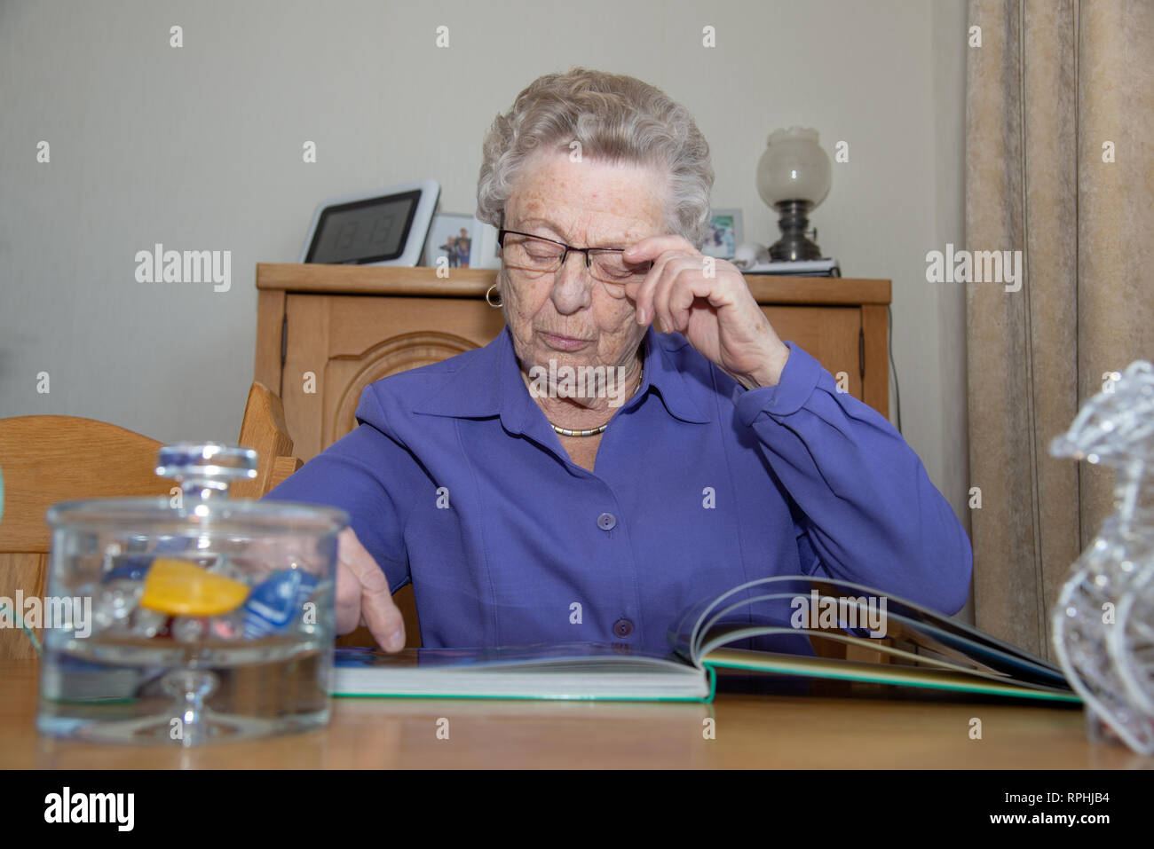 Vieux woman reading book Banque D'Images