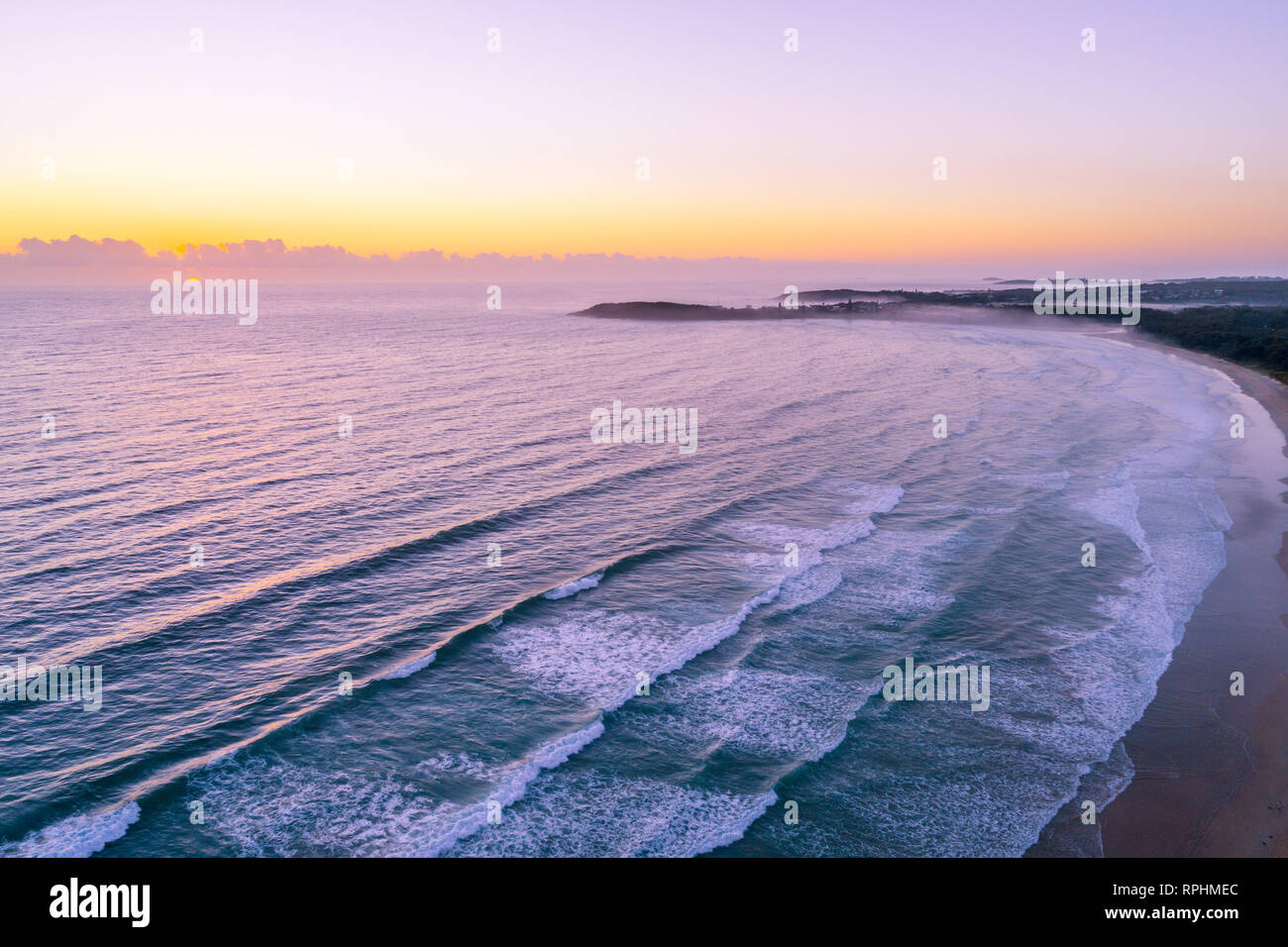 Paysage aérien de lever de soleil sur l'océan littoral près de Arrawarra, New South Wales, Australie Banque D'Images