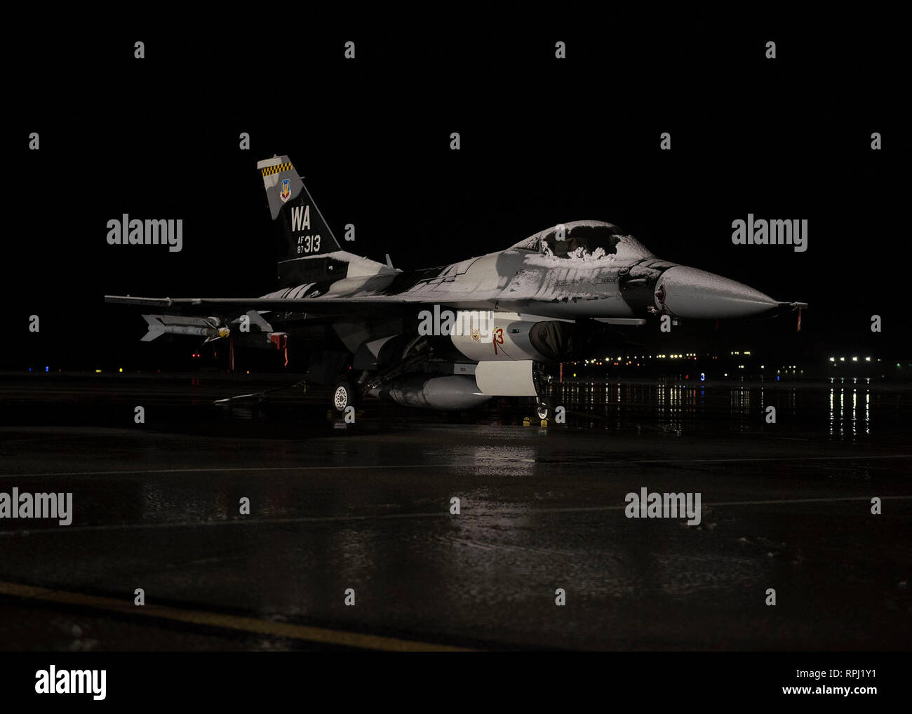 Un F-16 Fighting Falcon fighter jet, affecté à la 64e Escadron des agresseurs, est assis sur la piste après une tempête à Nellis Air Force Base, Nevada, le 20 janvier 2019. La dernière fois que Las Vegas avait toute la neige mesurable a été le 7 décembre 2008, lorsque 3,6 pouces est tombée sur la ville. (U.S. Air Force photo par un membre de la 1re classe Bryan Guthrie) Banque D'Images