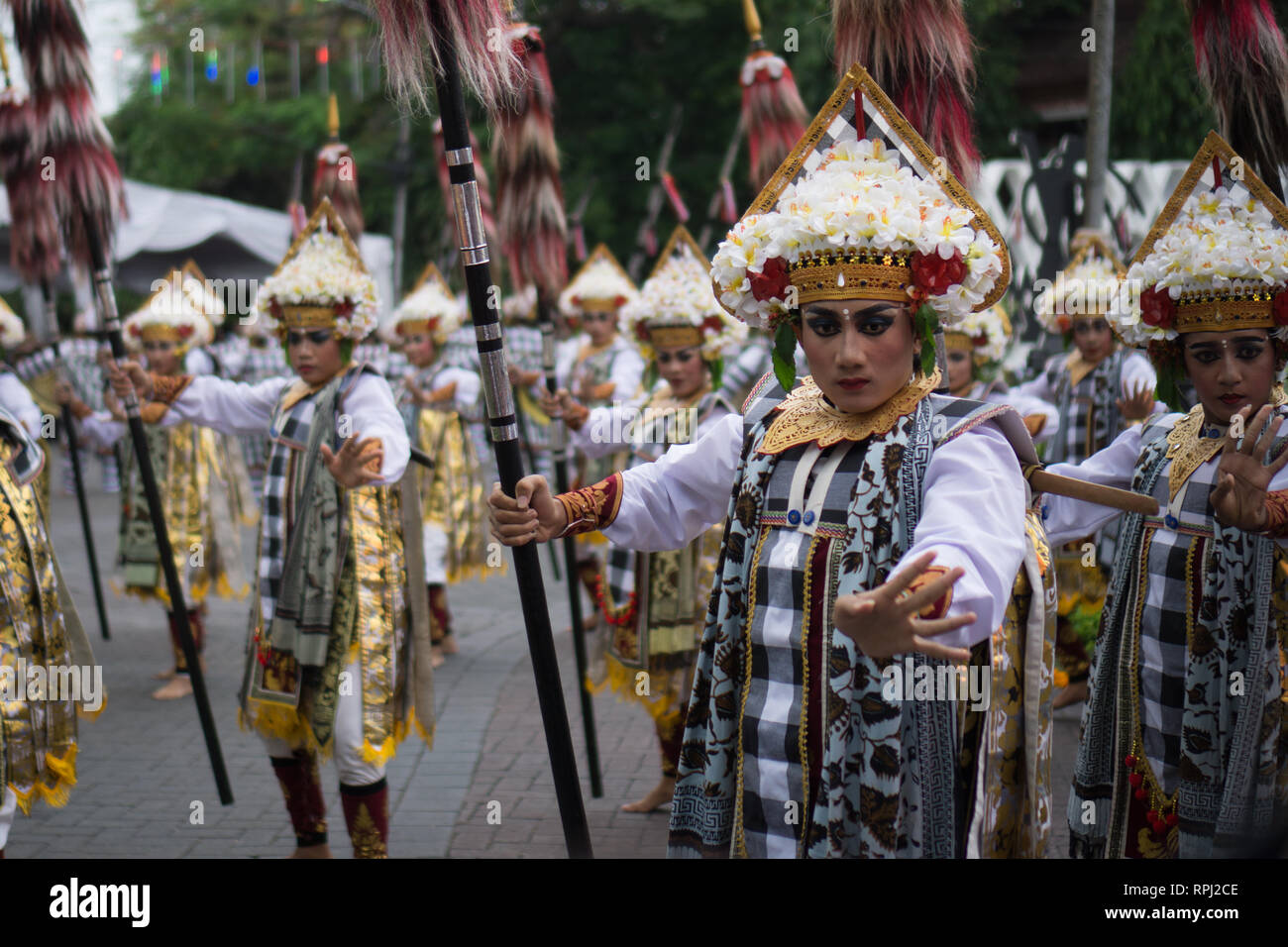 Les danseurs balinais en tenue traditionnelle exécutent la danse sacrée du Baris, symbolisant l'esprit guerrier, la discipline et la dévotion dans une culture vibrante Banque D'Images