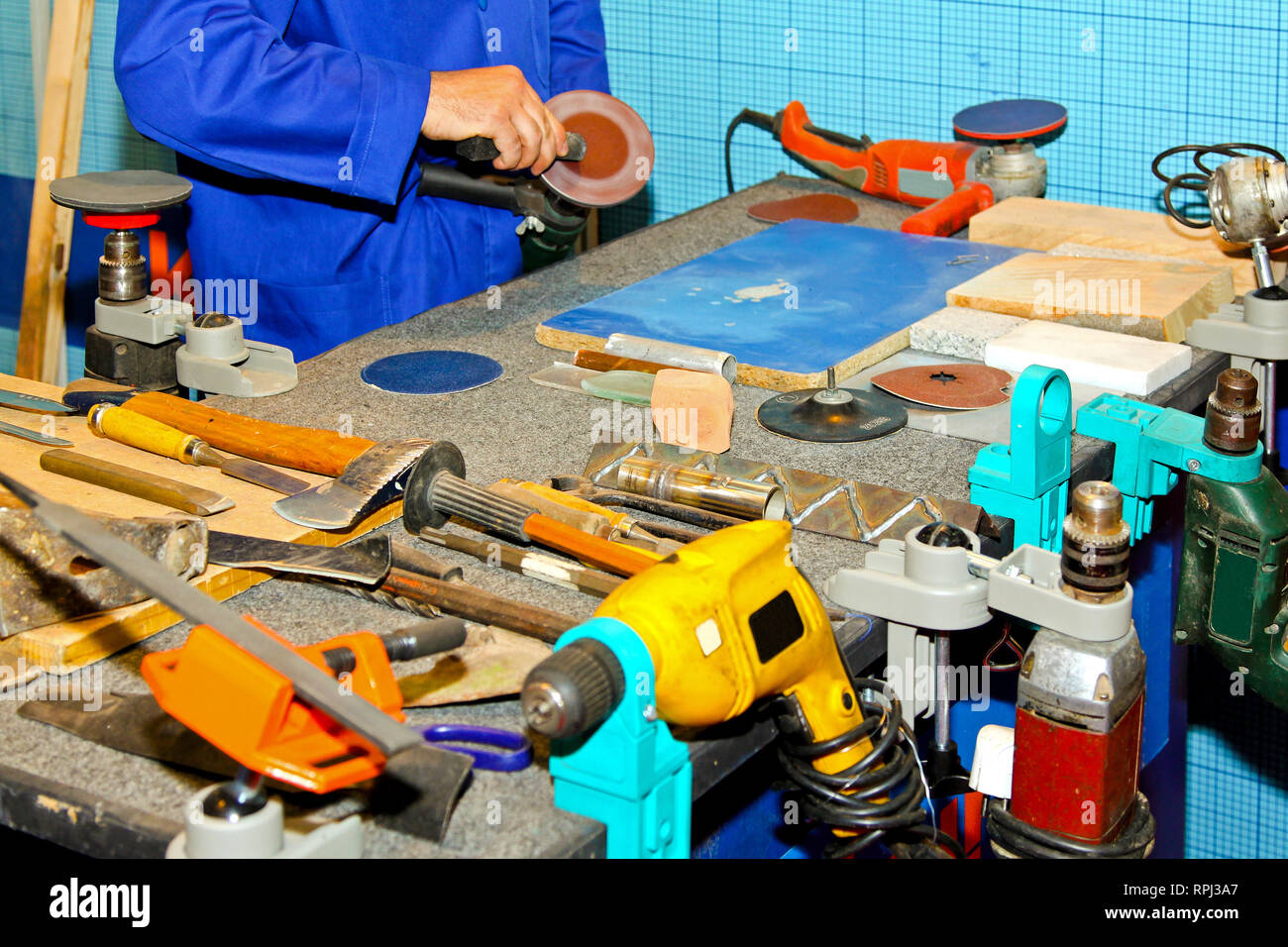 Workbench avec bouquet d'outils et machines Banque D'Images