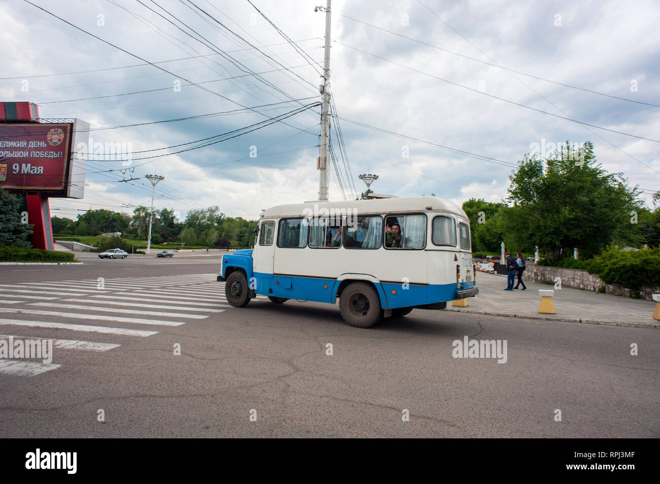 Un bus rempli de soldats à Tiraspol, la capitale de la Transnistrie, un État sécessionniste de la République de Moldavie. Banque D'Images