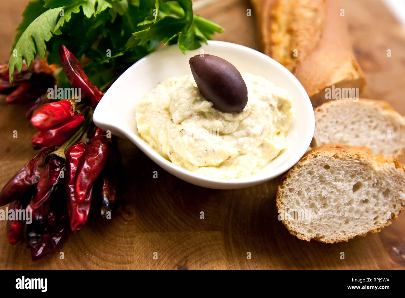 Dans Tirokafteri traditionnelle assiette blanche décorée avec du chili, le pain blanc et le persil. Banque D'Images