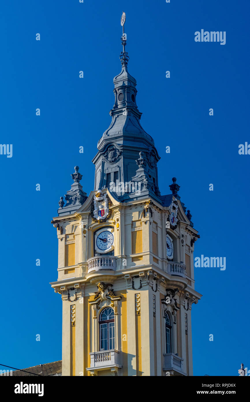 L'Hôtel de ville de Cluj-Napoca sur une journée ensoleillée avec ciel bleu en Roumanie. Il dispose d'une façade baroque viennois avec un coin tour de l'horloge Banque D'Images