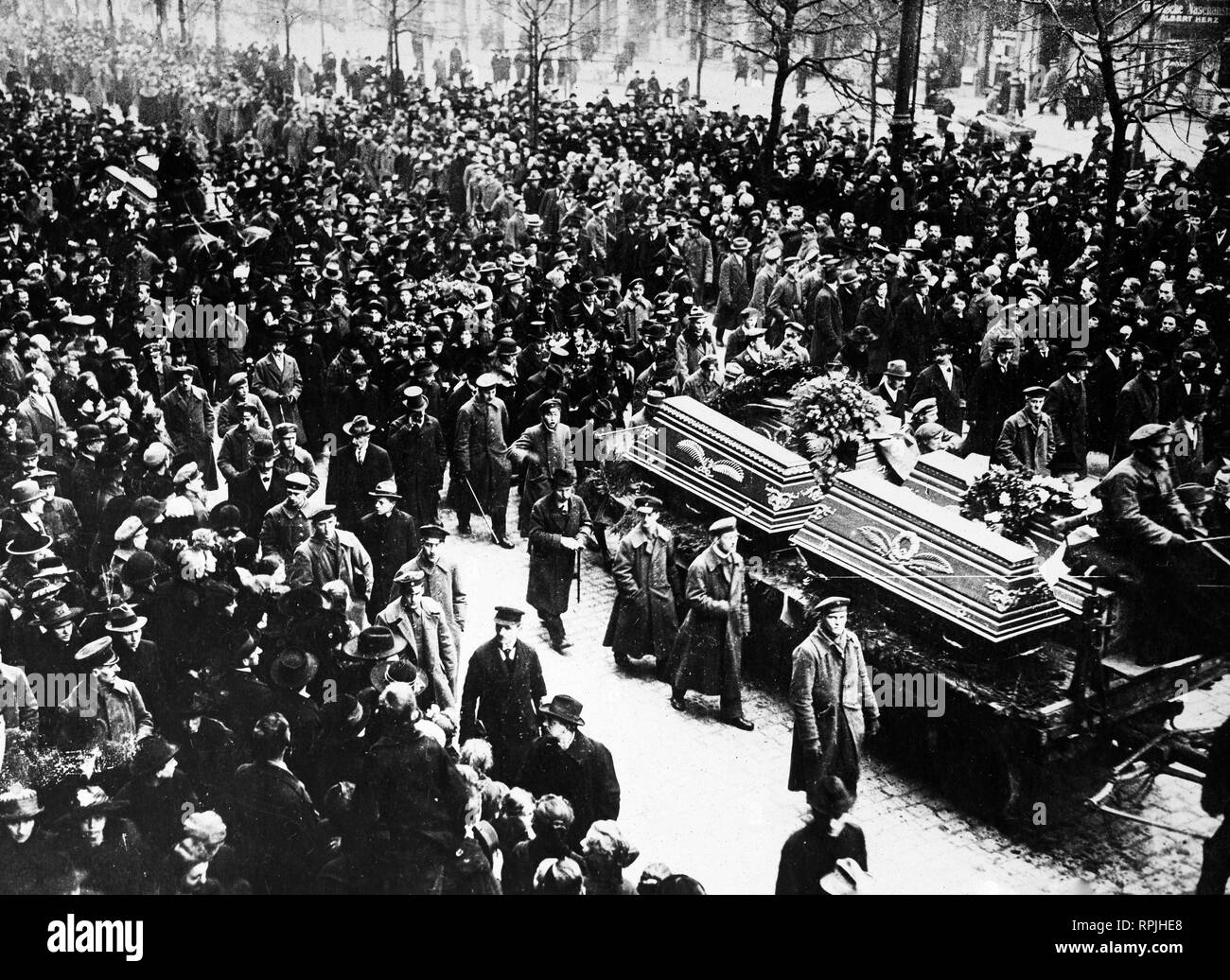 Les foules à la participation aux funérailles de Karl Leibknecht, et certains des Spartacans tué dans la rue-combats entre le gouvernement et les troupes anti-gouvernement à Berlin Banque D'Images