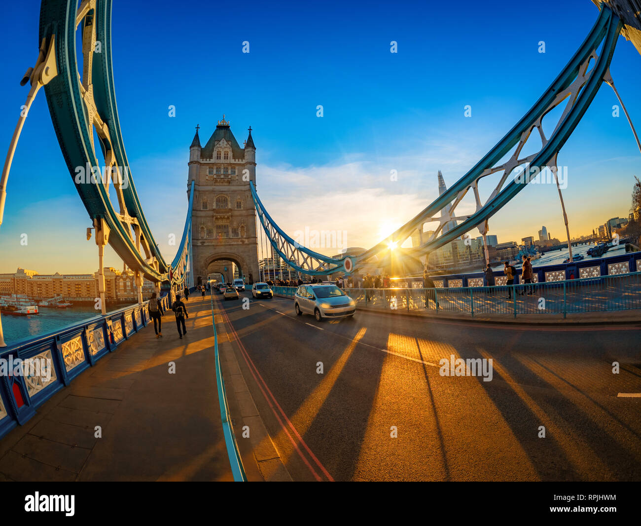 Large vue de magnifique coucher de soleil sur le Tower Bridge à Londres, Angleterre, RU Banque D'Images
