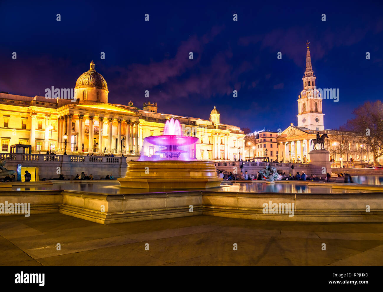 Cityscape vue sur la célèbre place Trafalgar Square de Londres en soirée, les lumières colorées avec des fontaines et de l'architecture artistique National Gallery de fr Banque D'Images