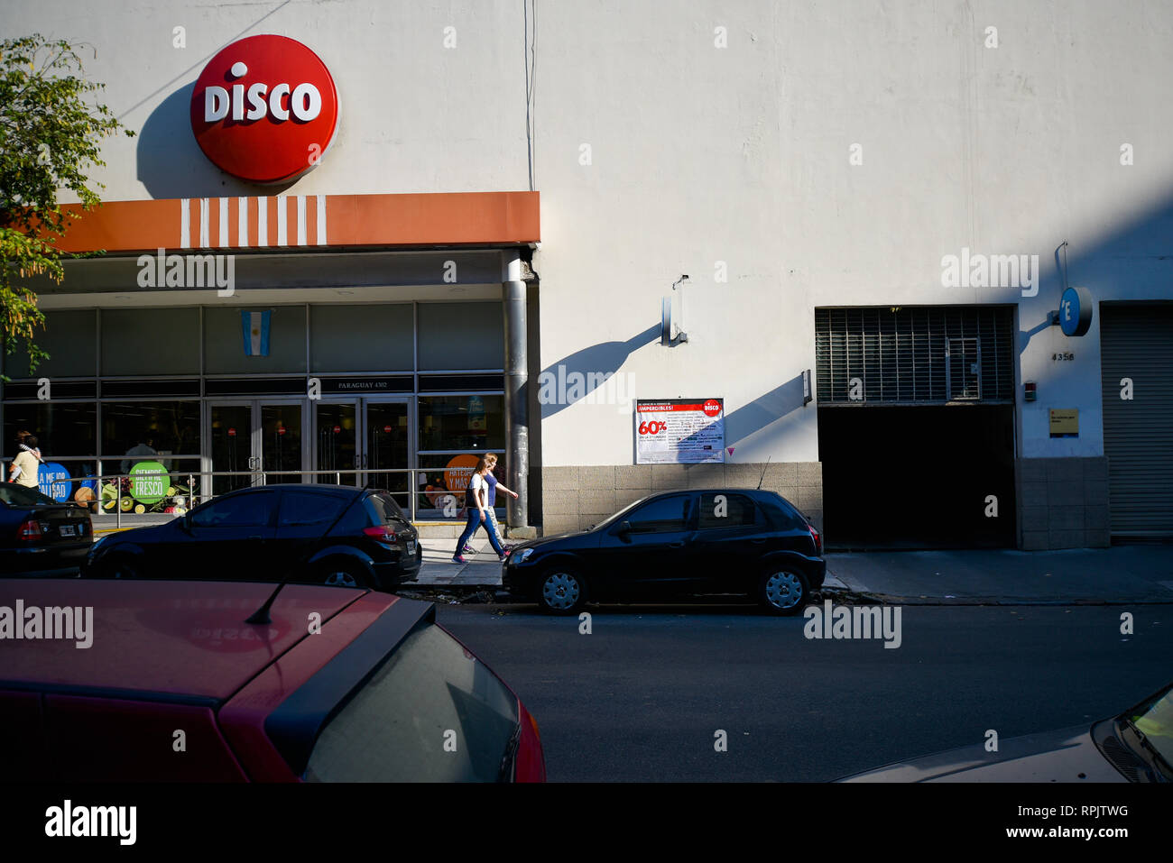 Buenos Aires, Argentine - 24 Jun, 2017 : l'extérieur d'un supermarché Disco. Les voitures et les gens peuvent être vu dans la rue. Banque D'Images