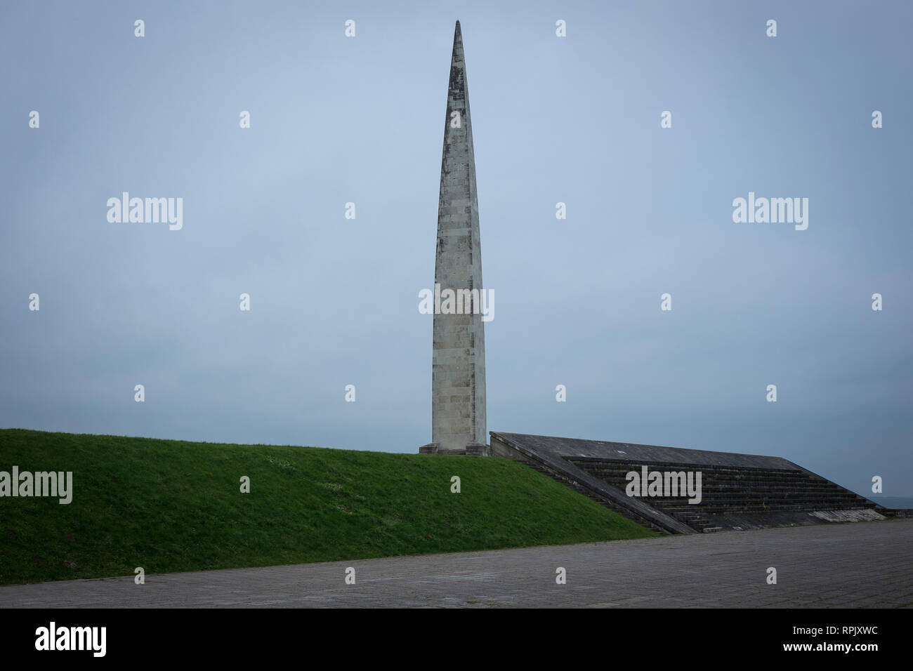 Mémorial aux Victimes du Communisme. Le monument se compose de divers centres commerciaux, un obélisque et d'autres formes brutaliste. Il commémore l'origine Russi Banque D'Images