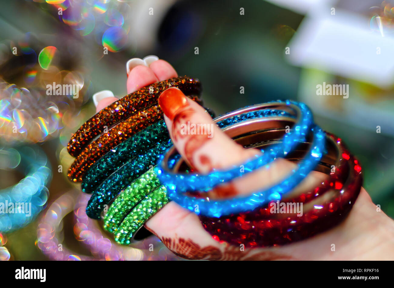 Bracelets indiens en verre multicolore Banque de photographies et d'images  à haute résolution - Alamy