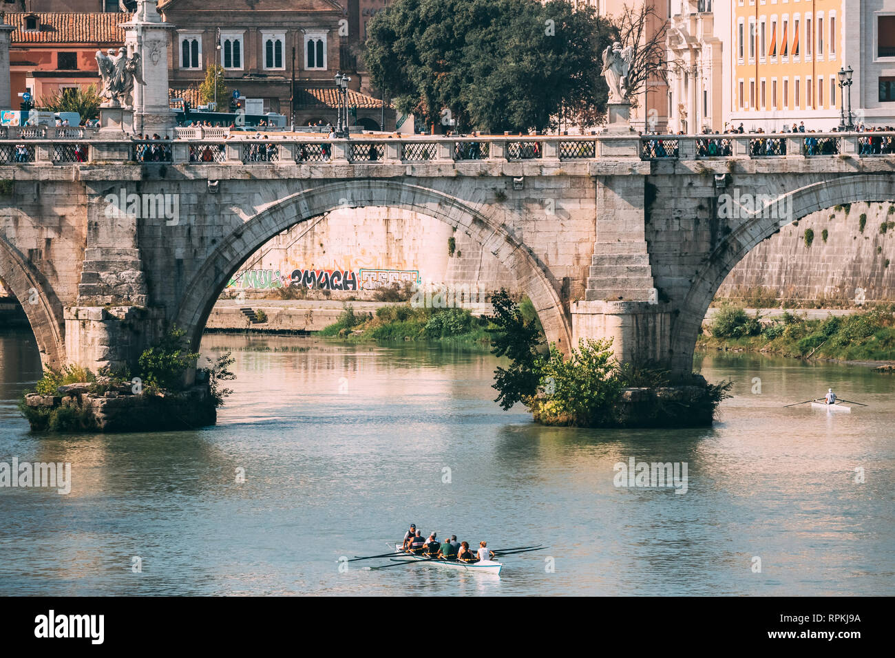 Rome, Italie - 20 octobre 2018 : Groupe de personnes une formation sur le kayak. Bateau flottant près d'Aelian Pont. Tour en bateau touristique. Banque D'Images