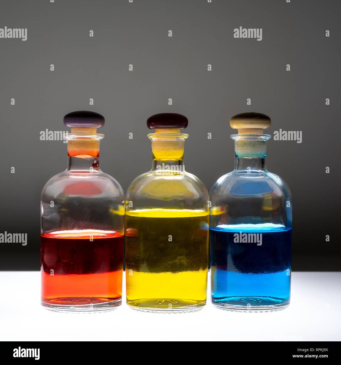 Petites bouteilles en verre contenant des liquides colorés Banque D'Images