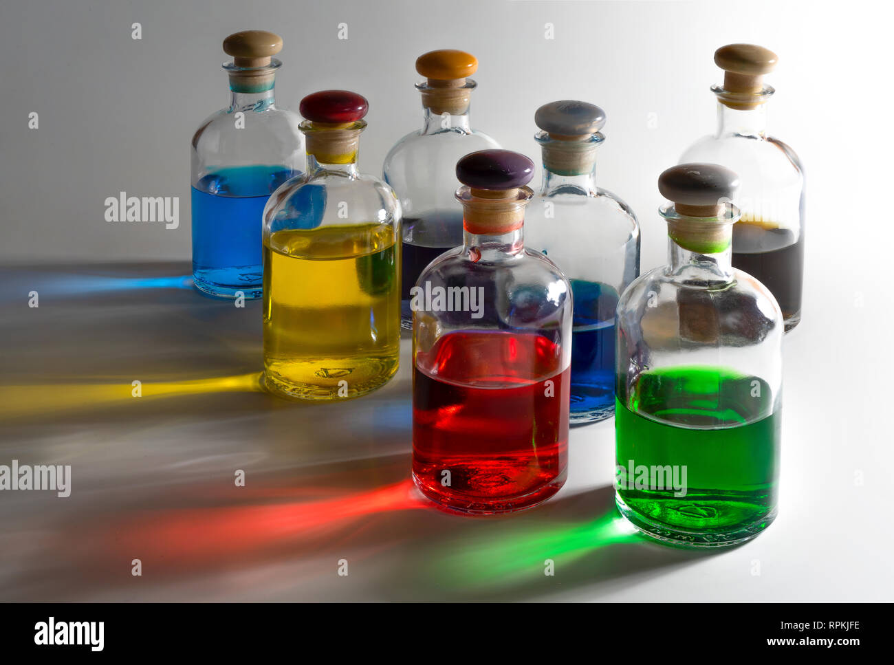 Petites bouteilles en verre contenant des liquides colorés Banque D'Images